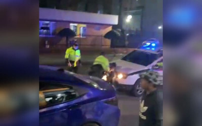 Video: Sargento golpea a un hombre contra la patrulla