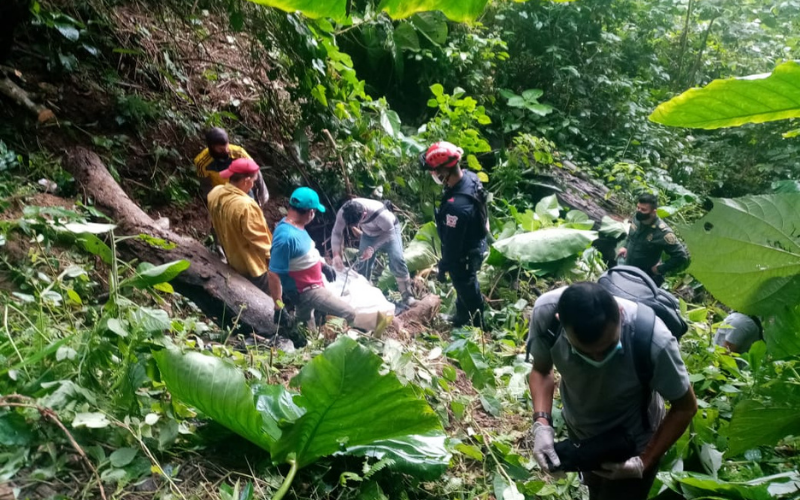 Cayó al abismo mientras trabajaba en los cultivos