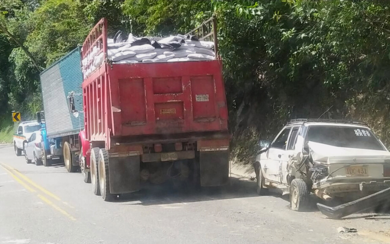 Choque múltiple: Auto apretujado entre dos camiones