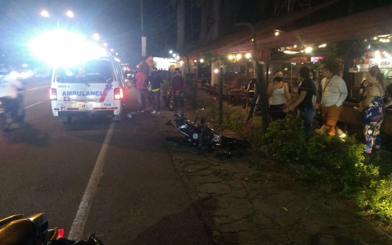 Choque contra un carro envió a un motorizado al HIC