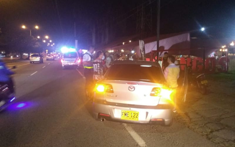 Choque contra un carro envió a un motorizado al HIC