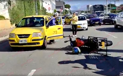 Video: Por recoger su casco en autopista causó choque