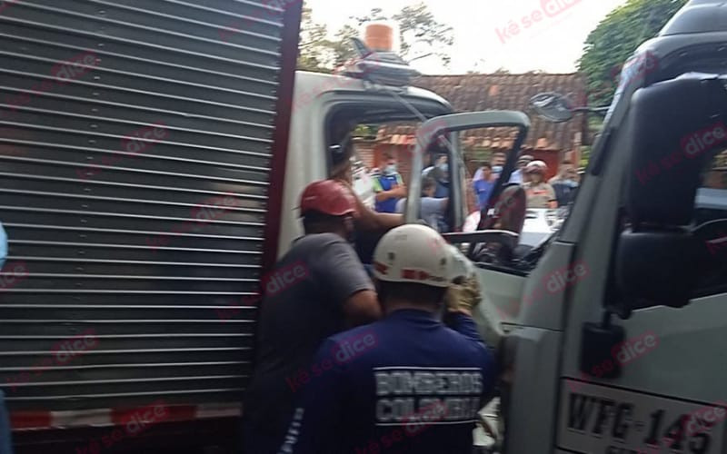 Leidy quedó atrapada en una turbo tras choque en Oiba