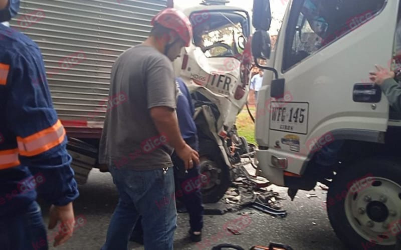 Leidy quedó atrapada en una turbo tras choque en Oiba