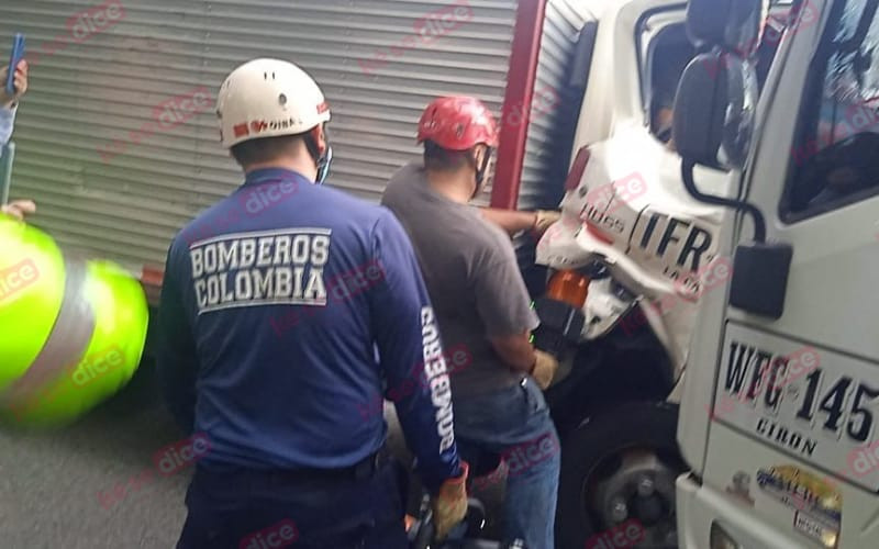 Leidy quedó atrapada en una turbo tras choque en Oiba