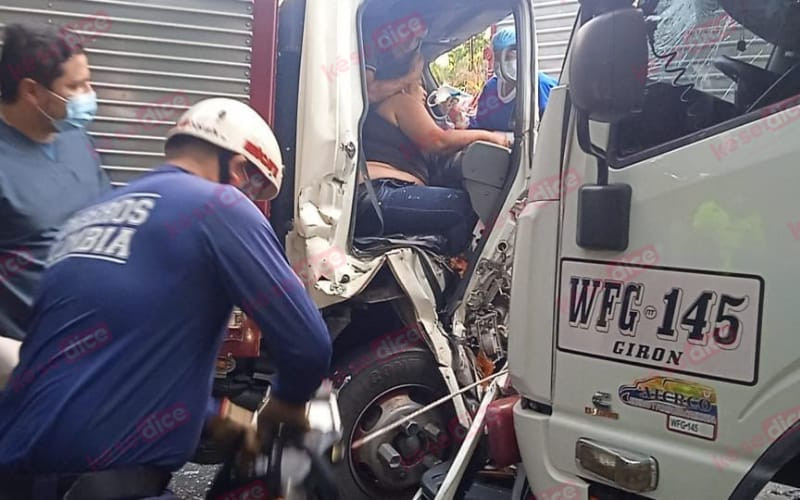 Leidy quedó atrapada en una turbo tras choque en Oiba