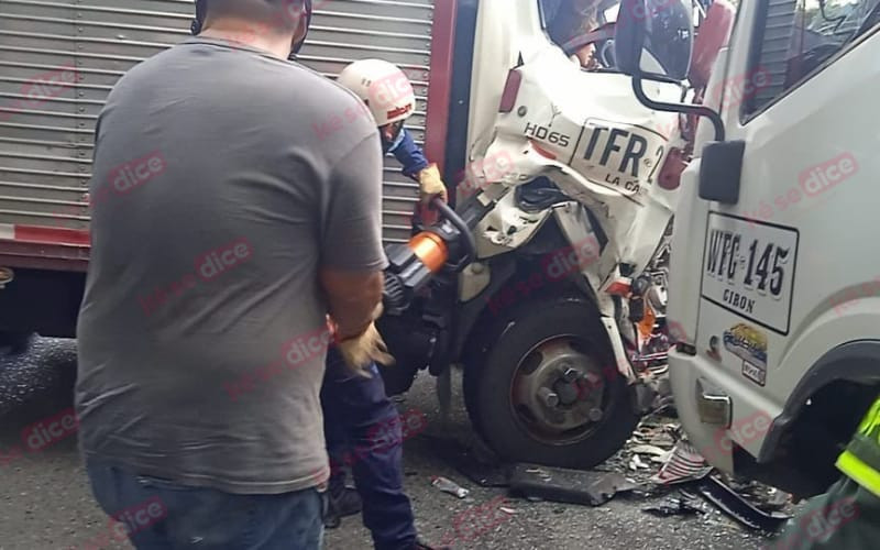 Leidy quedó atrapada en una turbo tras choque en Oiba