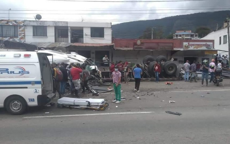 ‘Mula’ sin frenos arrasó con varios vehículos en Subia