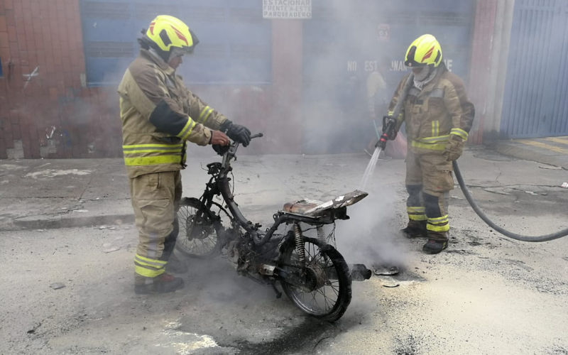 Video: Queman moto de ladrones en el centro de Bga