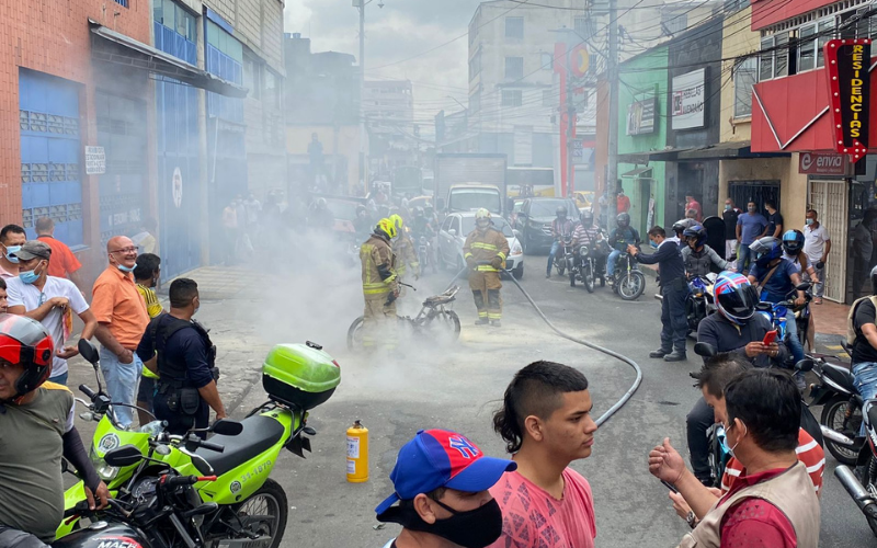 Video: Queman moto de ladrones en el centro de Bga