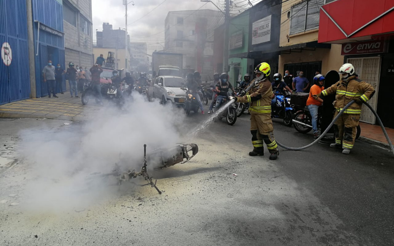 Video: Queman moto de ladrones en el centro de Bga