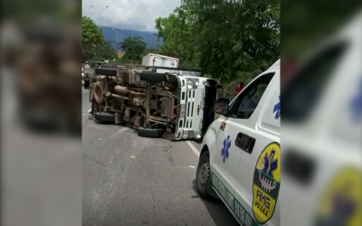 Camión se volcó sobre el Anillo Vial Girón – Floridablanca