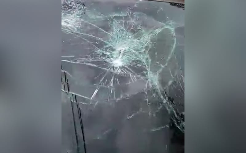 Carros apedreados y 10 heridos tras disturbios por partido