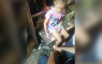 Niña quedó con su dedo atascado en un banco metálico