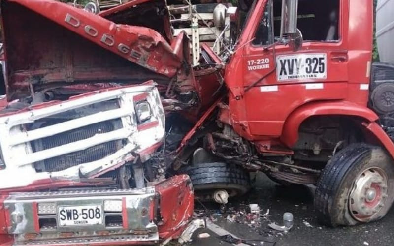 ¡Dos heridos en tremendo choque frontal entre dos camiones!