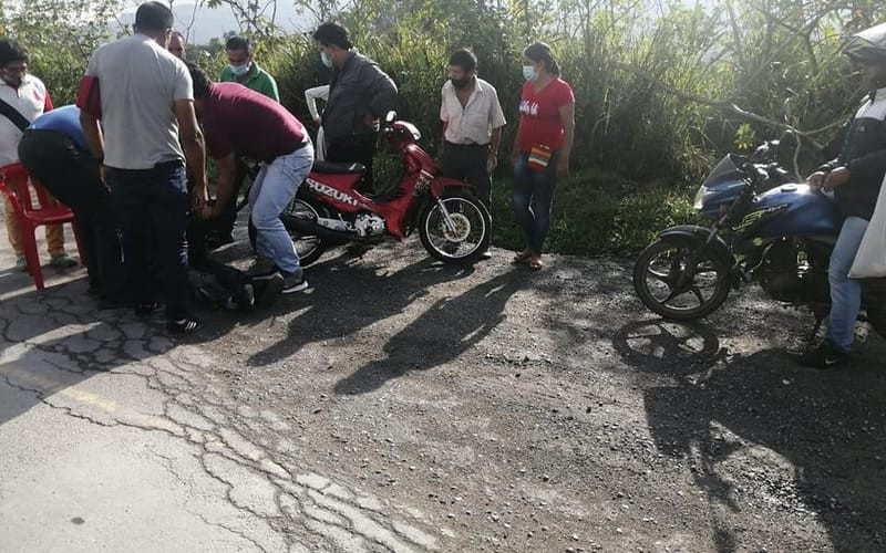 Motorizada accidentada por hueco en Cite, Barbosa