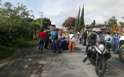 Motorizada accidentada por hueco en Cite, Barbosa