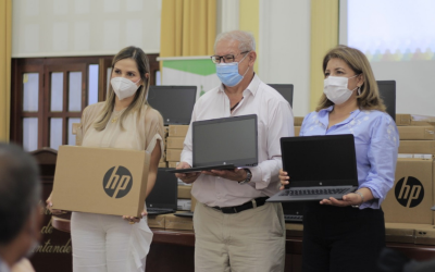 Colegios oficiales de Santander recibieron computadores