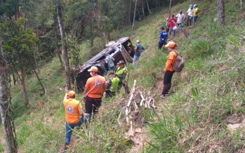 Camioneta rodó fuera del camino en Contratación