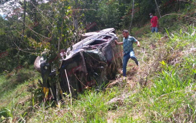 Camioneta rodó fuera del camino en Contratación