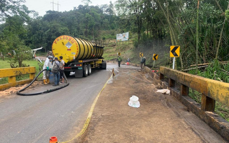 Buscan personal para limpiar el crudo en el río Oibita