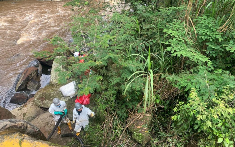 Buscan personal para limpiar el crudo en el río Oibita