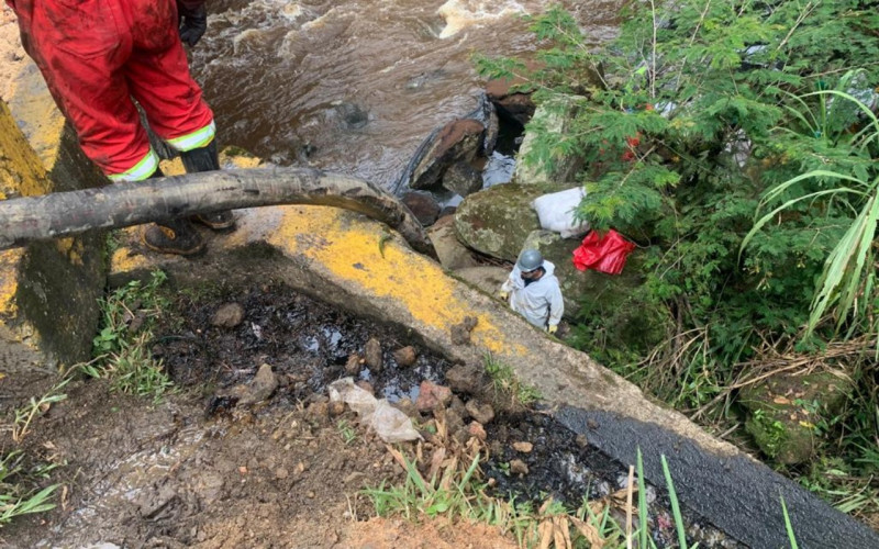 Buscan personal para limpiar el crudo en el río Oibita