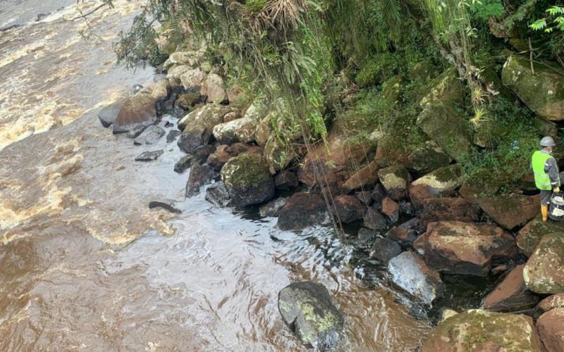 Buscan personal para limpiar el crudo en el río Oibita