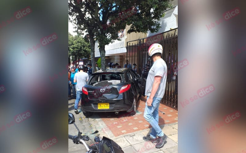 Video: Arrolló a motorizados y se estrelló con una casa