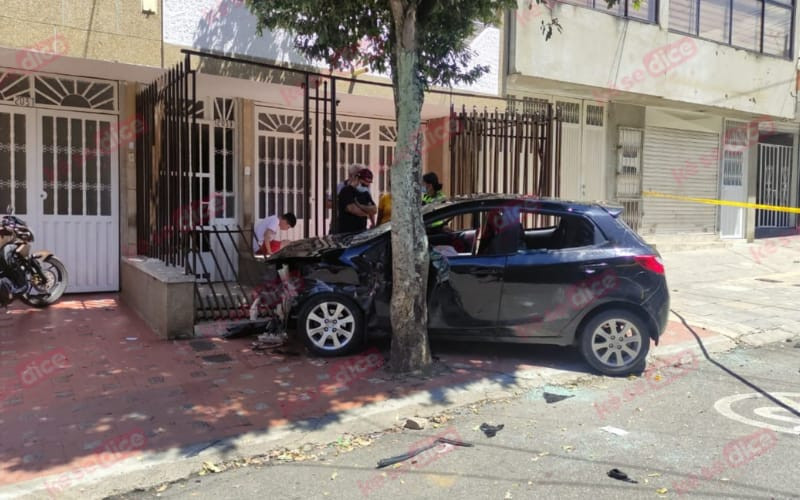 Video: Arrolló a motorizados y se estrelló con una casa