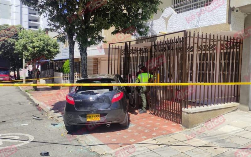 Video: Arrolló a motorizados y se estrelló con una casa