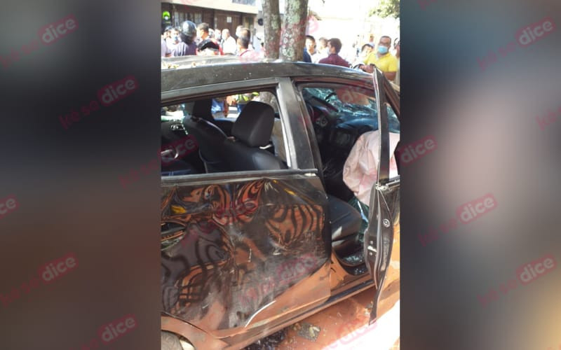 Video: Arrolló a motorizados y se estrelló con una casa