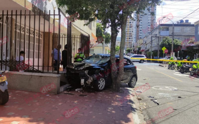 Video: Arrolló a motorizados y se estrelló con una casa