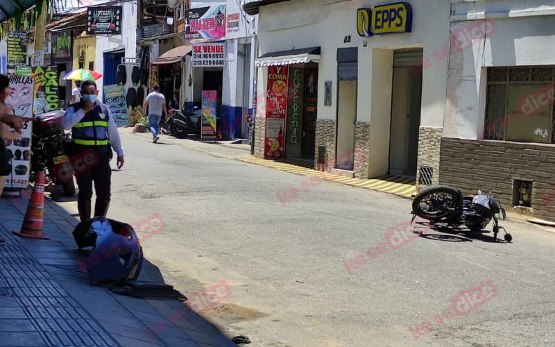 Video: Arrolló a motorizados y se estrelló con una casa