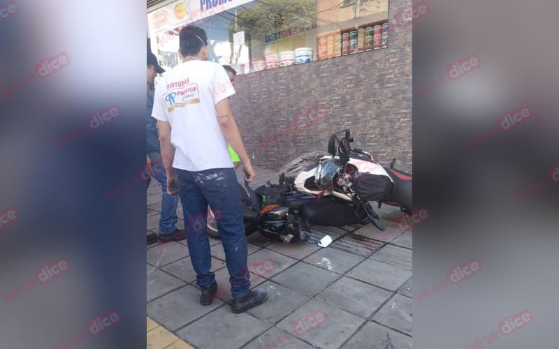 Video: Arrolló a motorizados y se estrelló con una casa