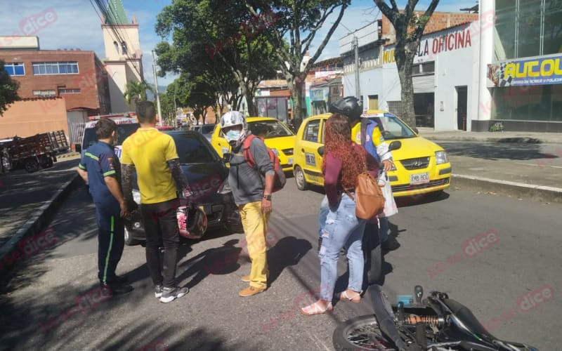 Video: Arrolló a motorizados y se estrelló con una casa