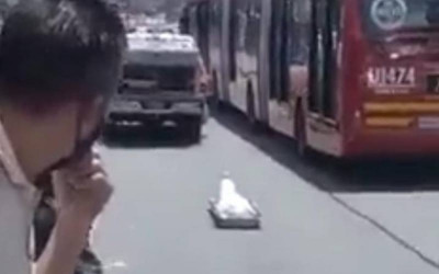 Video: Al CTI se le cayó un cadáver del carro en Bogotá