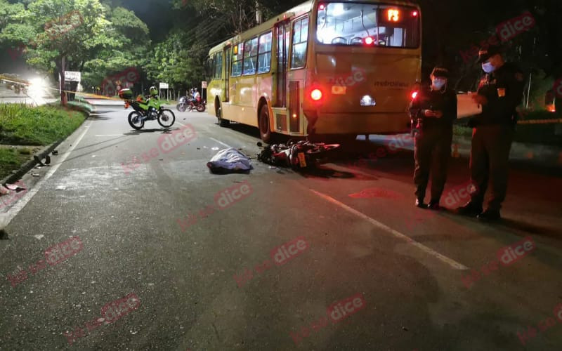 Brutal choque de moto con Metrolínea en el Anillo Vial