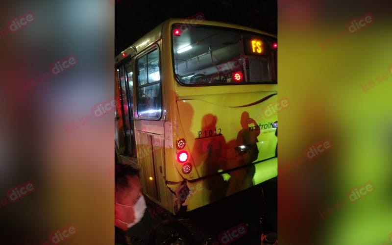 Brutal choque de moto con Metrolínea en el Anillo Vial