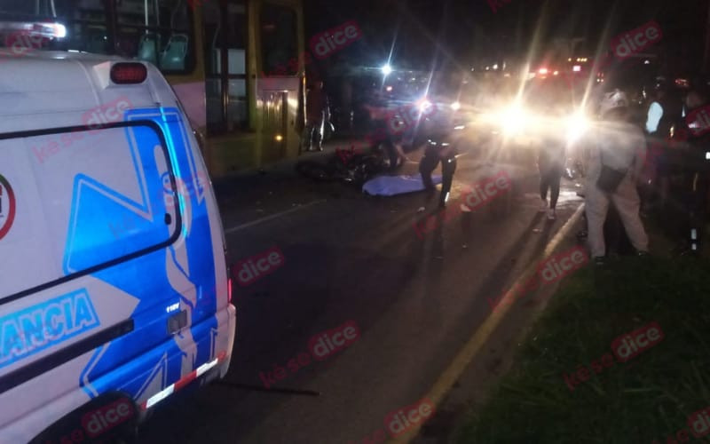 Brutal choque de moto con Metrolínea en el Anillo Vial