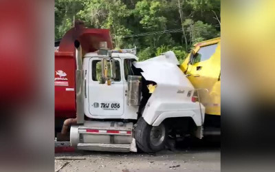 Volqueta se fue contra un carro de valores y un campero