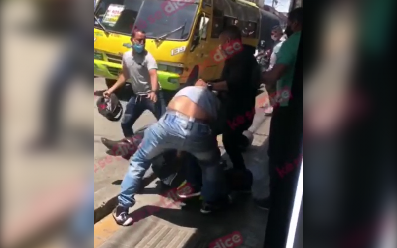 Video: Alférez atacado por venezolanos en el Centro