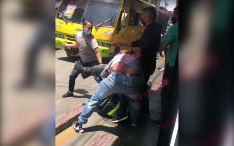 Video: Alférez atacado por venezolanos en el Centro