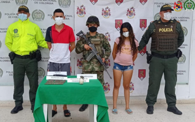 Esta pareja transportaba armas y alucinógenos