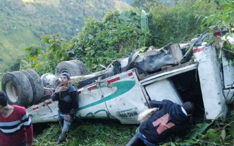 Cuatro fallecidos en accidente de bus escalera en Tolima