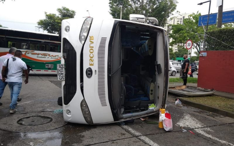 12 niños heridos en choque de bus escolar y bus público