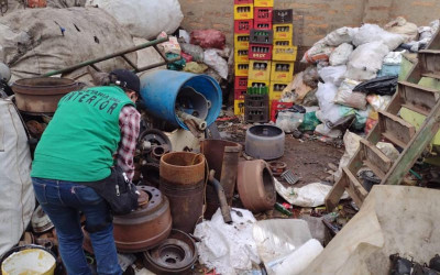 Luces y canecas robadas estaban en una chatarrería