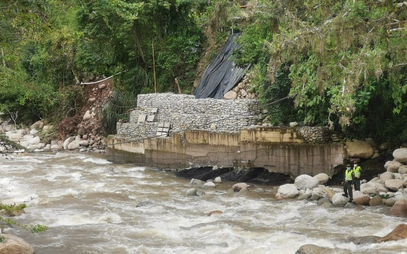 Por poco se la llevan las aguas en Simacota