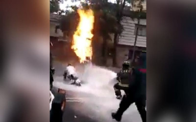 Bombero se cargó cilindro en llamas para evitar tragedia