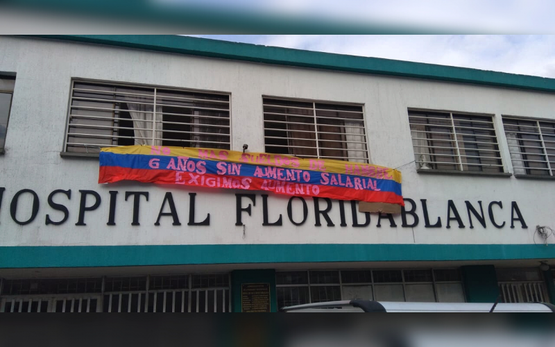 Con pancartas reclaman por sueldos en Hospital de Floridablanca